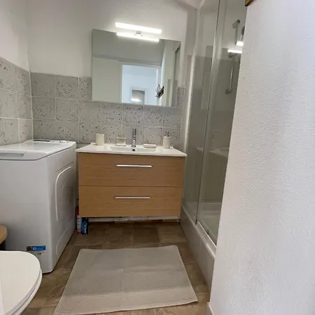 Pinede Piscine Clim Proche Du Village Naturiste * Agde